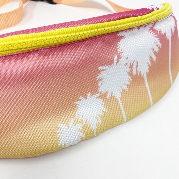 SUN SQUAD | Ombre Pink Palm Tree Cooler Hip Bag - Picture 4 of 9